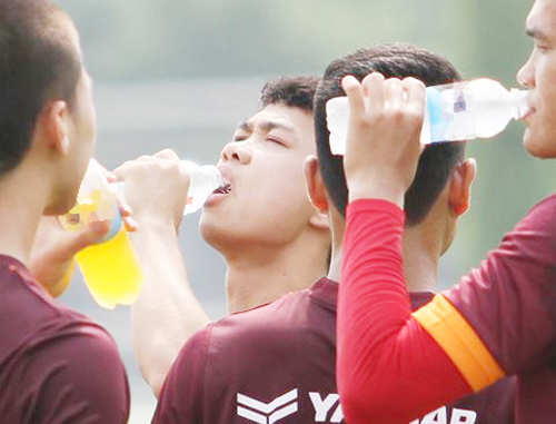 Các cầu thủ đội tuyển U23 Việt Nam uống bù nước và chất điện giải trong quá trình thi đấu.