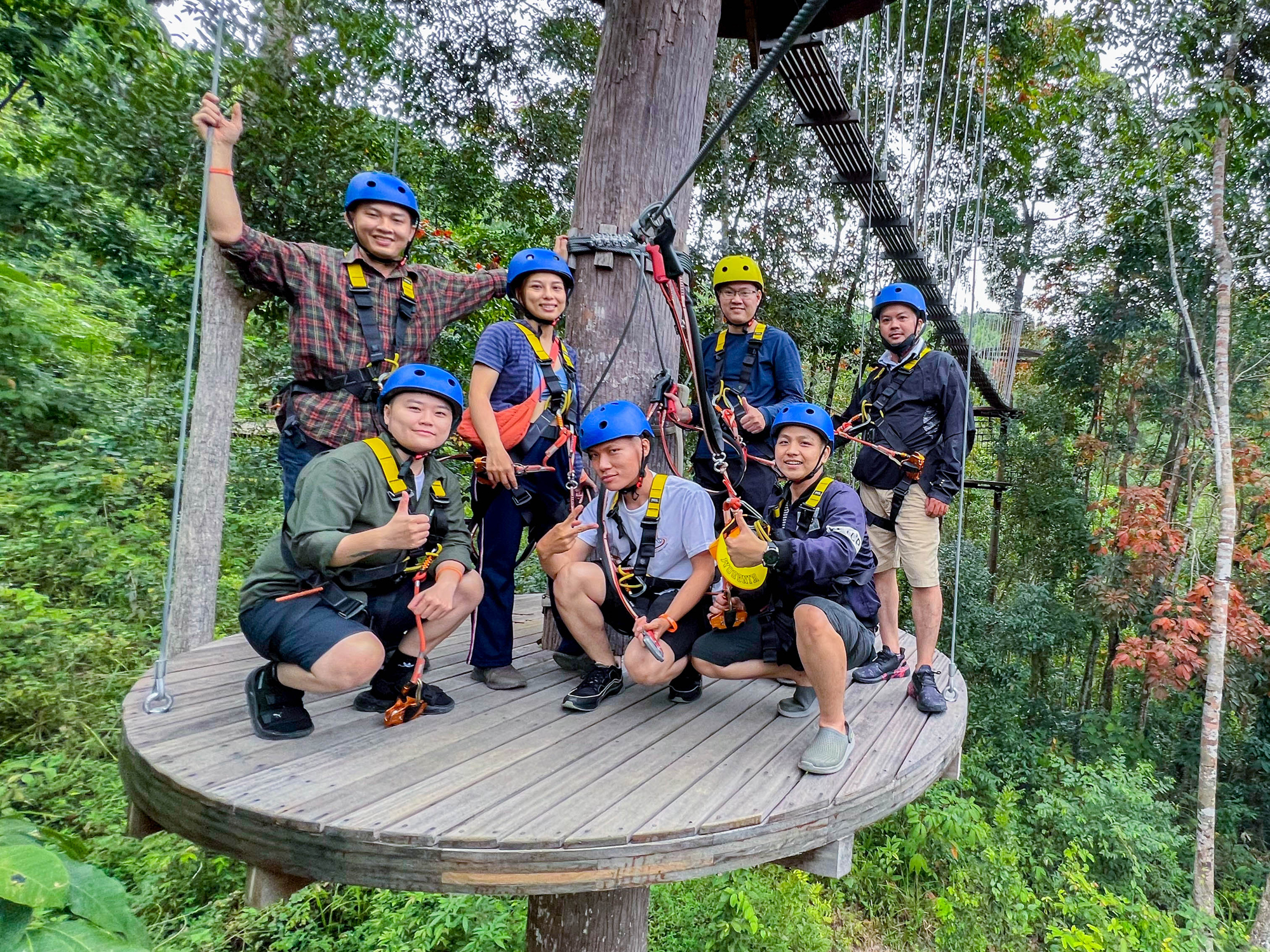 Các thành viên KTB ở trạm dừng chân Zipline Canopy tour, trên hành trình khám phá thiên nhiên trong rừng bằng Zipline lớn nhất Việt Nam.