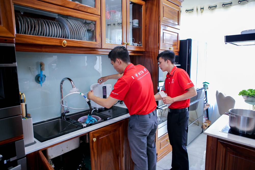 Kỹ thuật KTB thực hiện công việc vệ sinh và bảo dưỡng máy Kangen tại nhà khách hàng