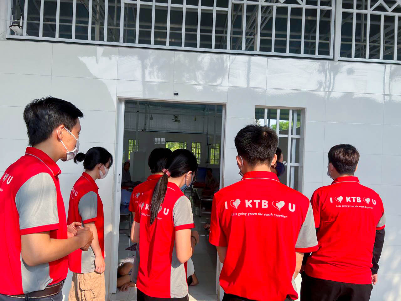 Các thành viên KTB cùng nhau đến từng phòng thăm nom, trò chuyện với các cụ