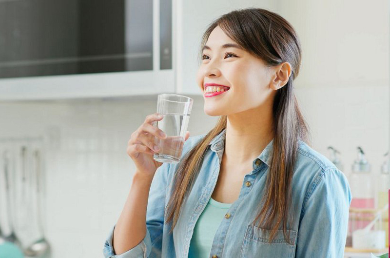 Một thời điểm “vàng” nữa để uống nước kiềm là sau khi sử dụng đồ uống có cồn. Những thức uống này có tính axit mạnh đến mức cần một lượng nước kiềm rất lớn để cân bằng axit. Trong nhiều năm, nguồn nước kiềm này được biết đến như một phương pháp chữa trị nôn hiệu quả ở Nhật Bản.