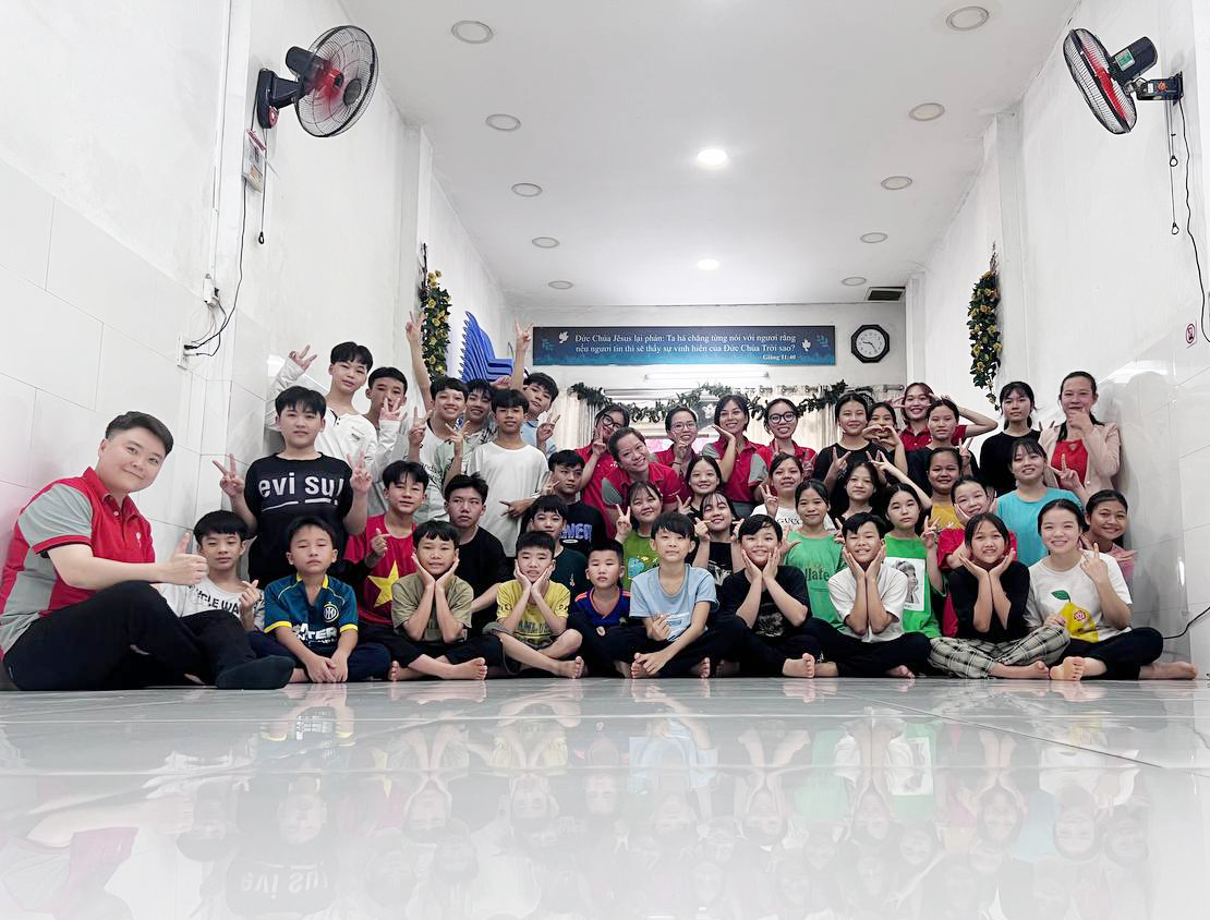 Đội ngũ Công ty Kangen KTB giao lưu cùng các em