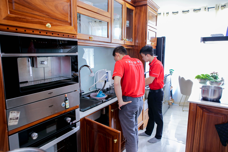 Kỹ thuật viên KTB thực hiện công tác bảo trì, bảo dưỡng máy Kangen K8 tại nhà khách