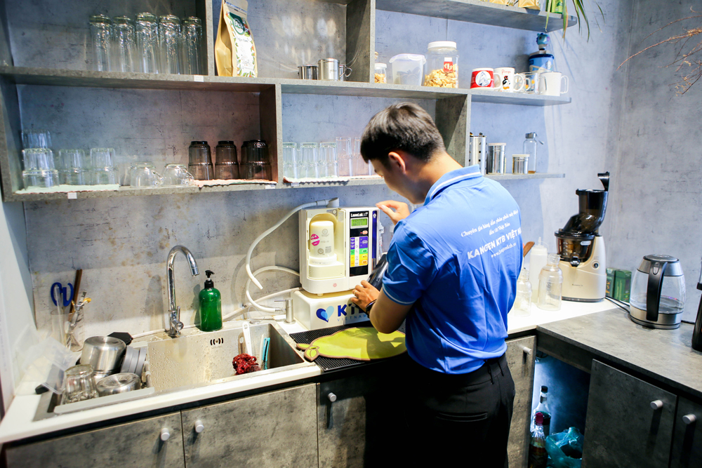 Kỹ thuật KTB thực hiện vệ sinh máy Kangen SD501 tận nơi