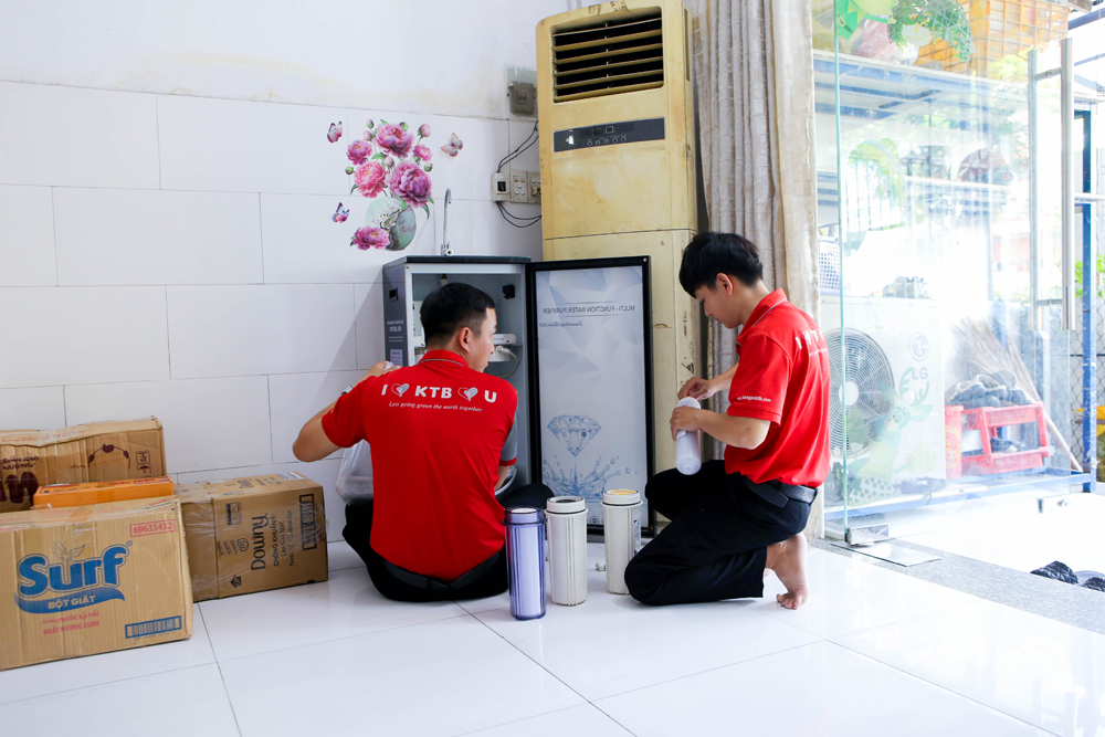 Kỹ thuật KTB thực hiện vệ sinh, thay lõi lọc thiết bị Crystal ion tại phòng khách